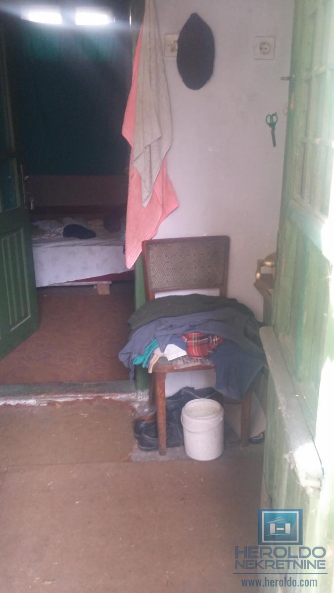 Starija kuća u centru sela Vojska 8