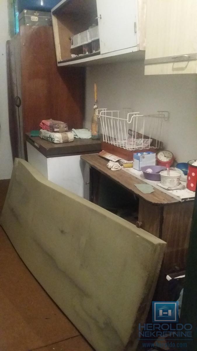 Starija kuća u centru sela Vojska 30