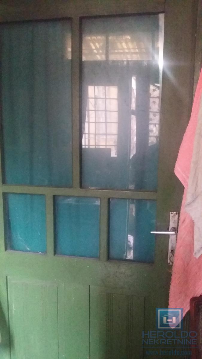 Starija kuća u centru sela Vojska 32