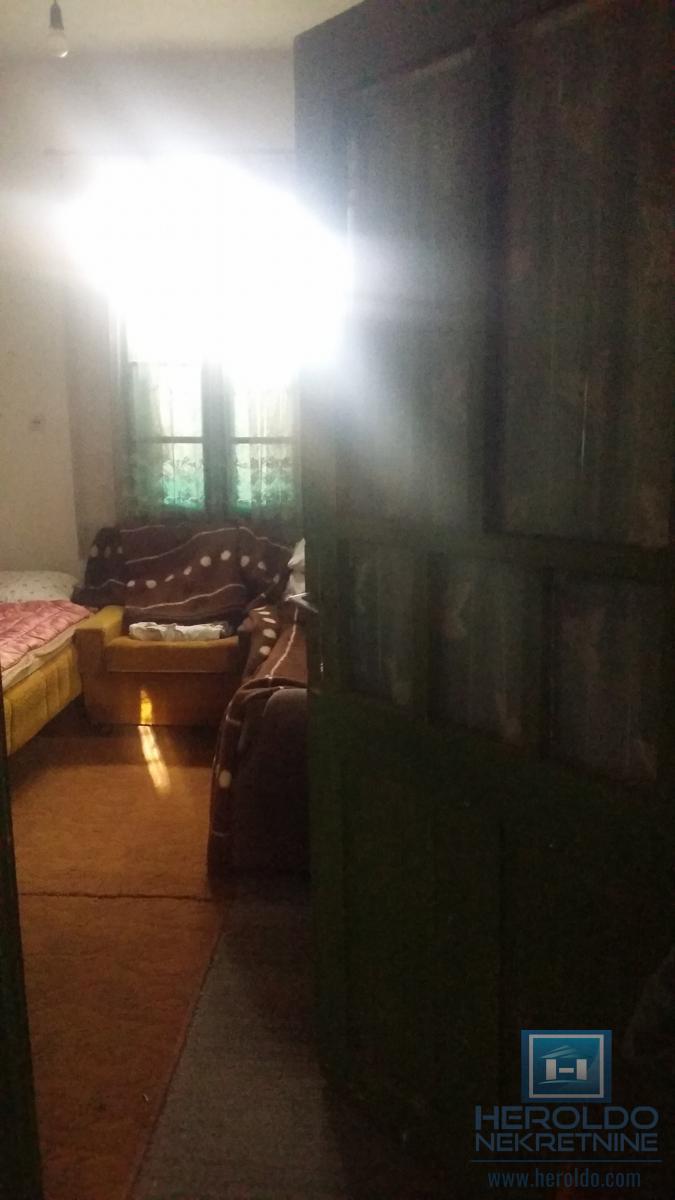 Starija kuća u centru sela Vojska 33