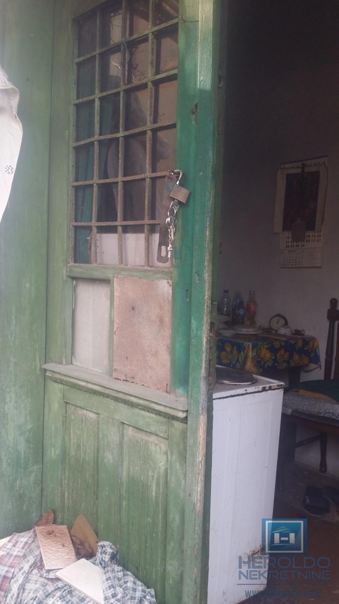 Starija kuća u centru sela Vojska 35