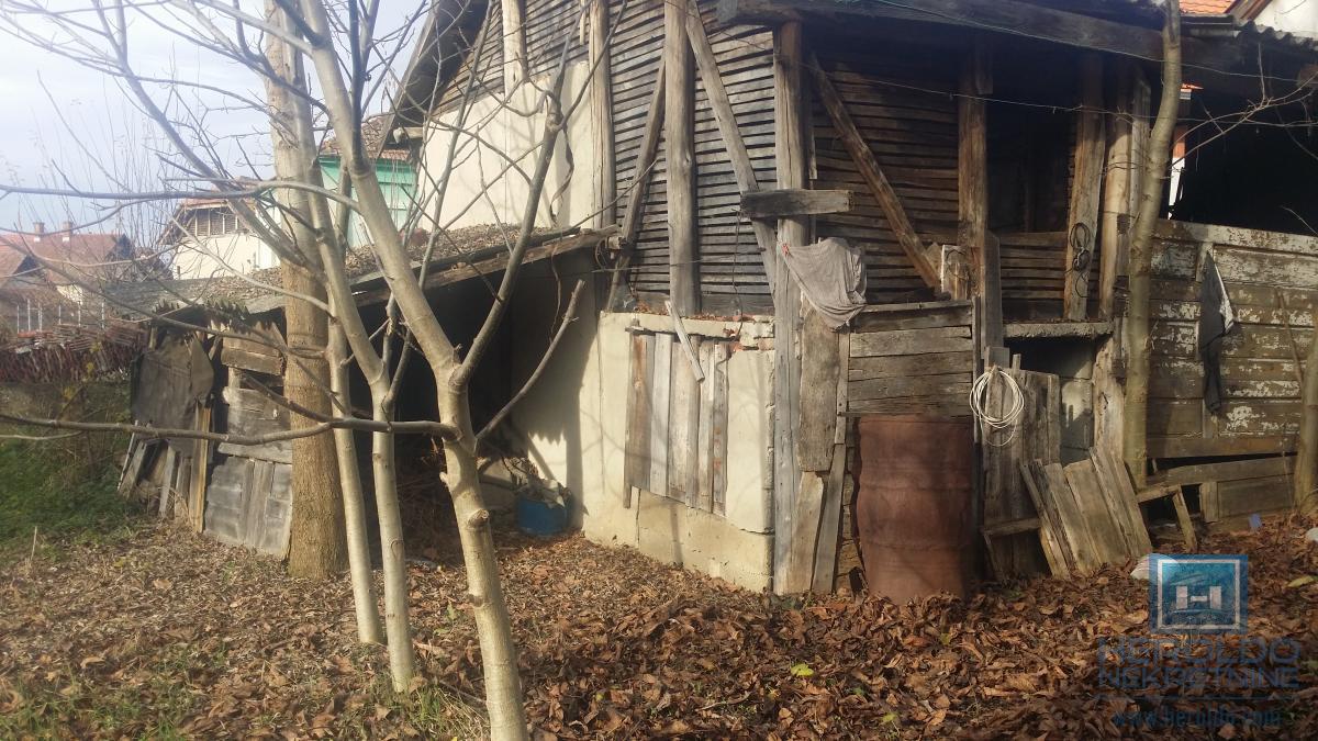 Starija kuća u centru sela Vojska 3