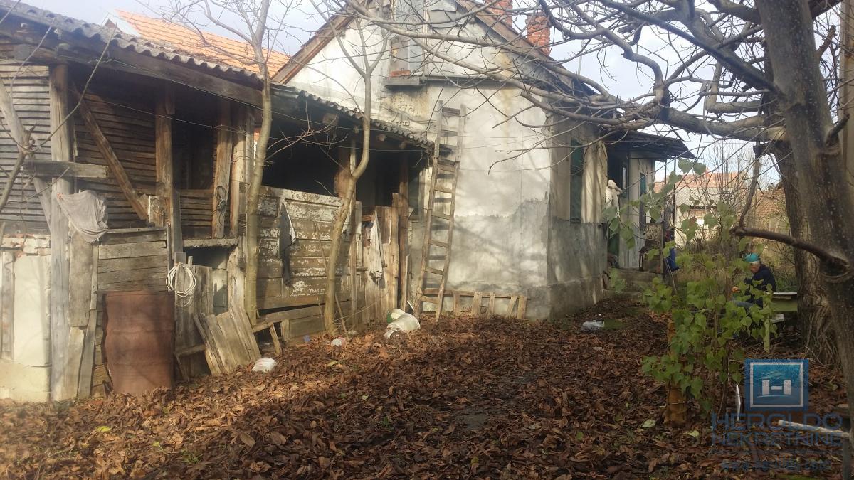 Starija kuća u centru sela Vojska 6