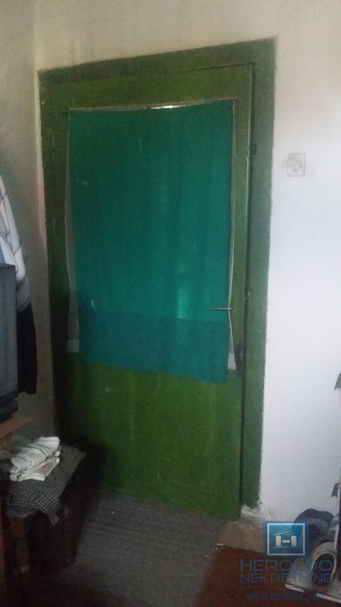 Starija kuća u centru sela Vojska 15