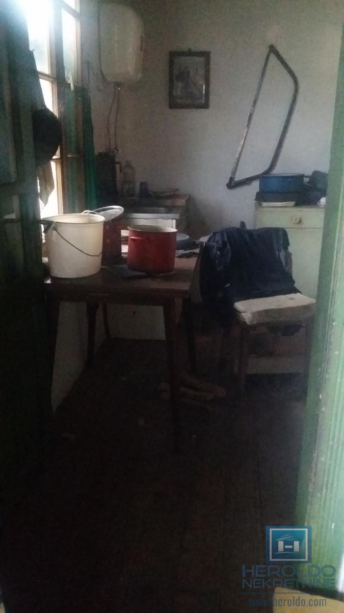 Starija kuća u centru sela Vojska 17