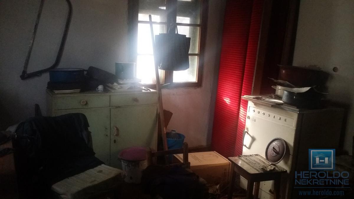 Starija kuća u centru sela Vojska 18