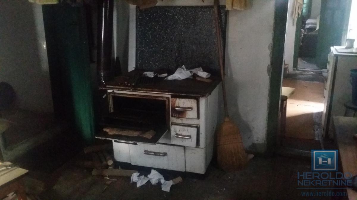 Starija kuća u centru sela Vojska 19