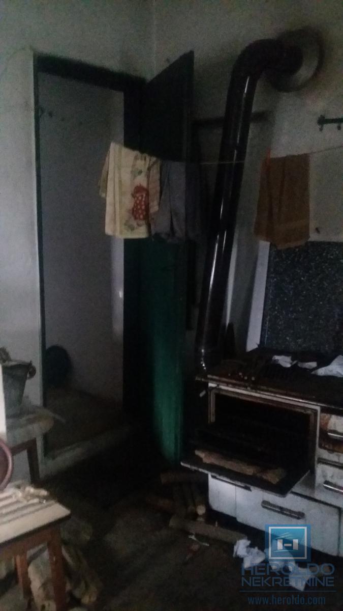 Starija kuća u centru sela Vojska 20