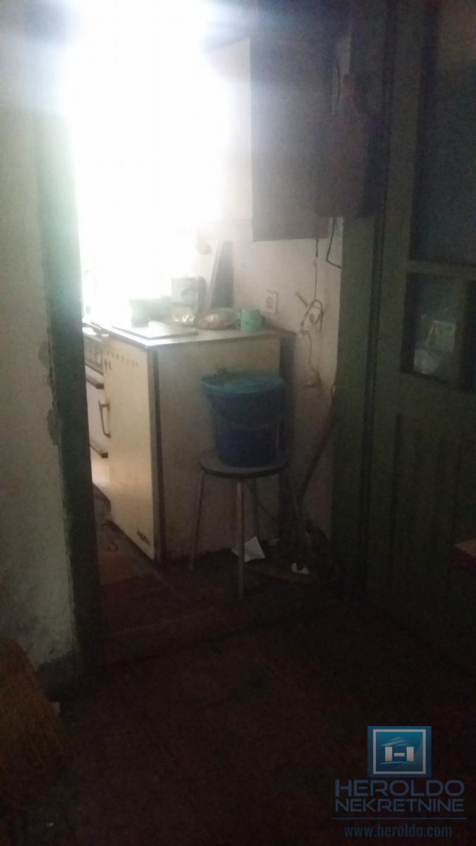 Starija kuća u centru sela Vojska 21