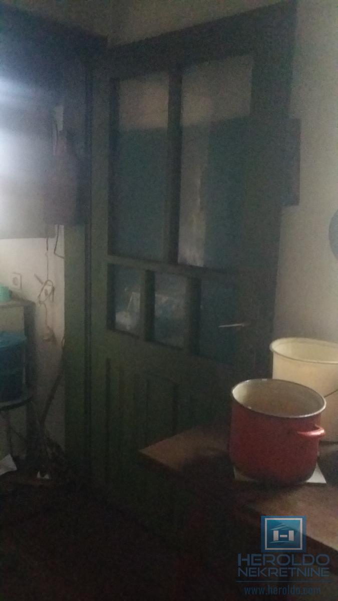 Starija kuća u centru sela Vojska 22