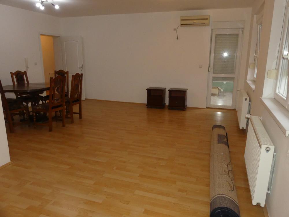 Trosoban stan na prodaju 15