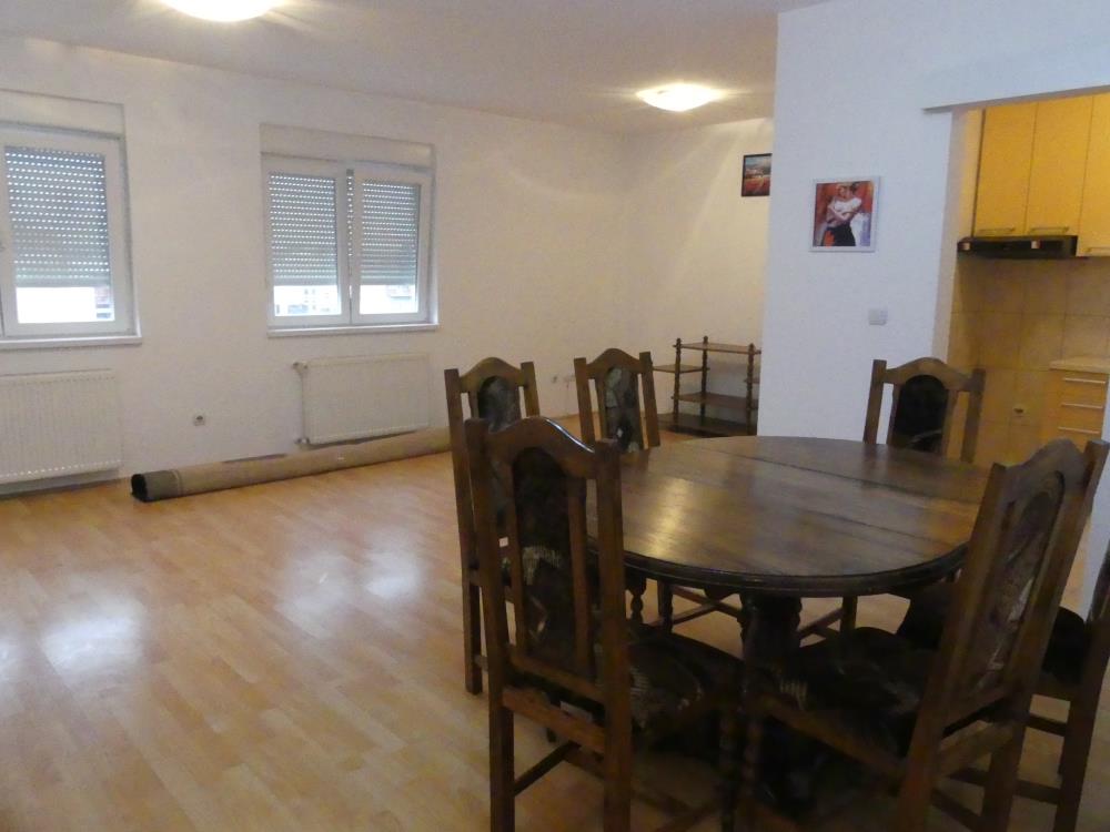 Trosoban stan na prodaju 16