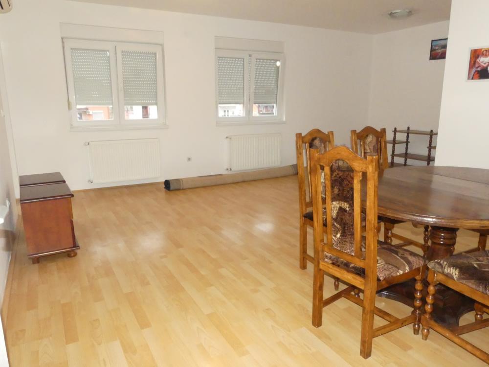 Trosoban stan na prodaju 11