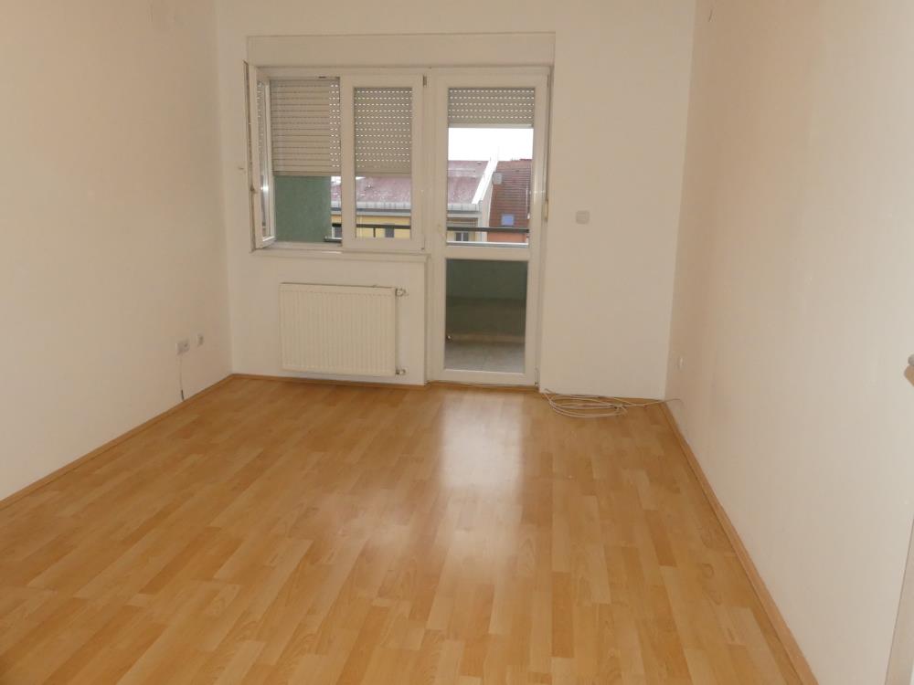 Trosoban stan na prodaju 5