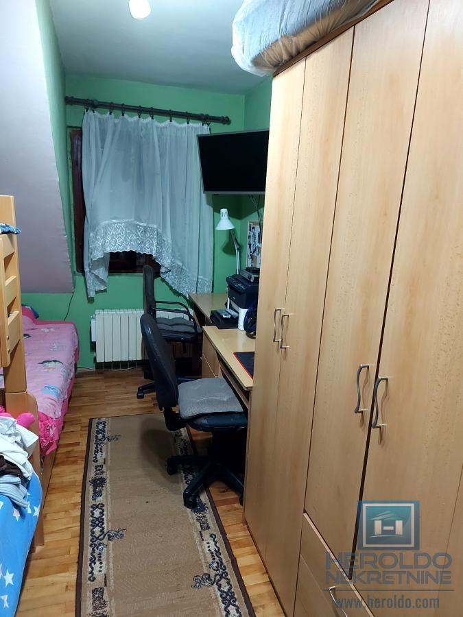 Trosoban stan od 77m2 na pijaci 10