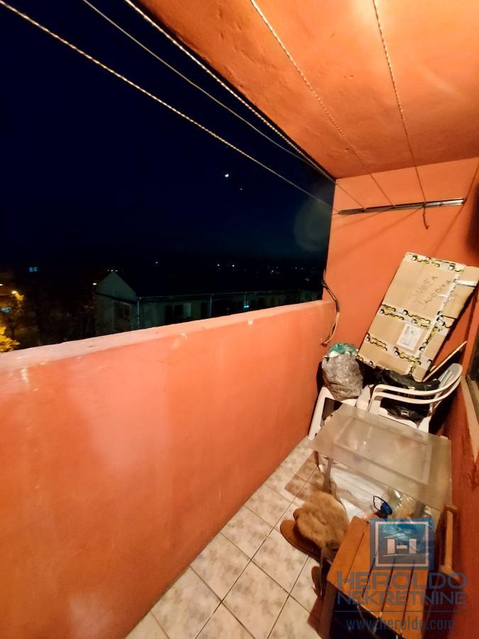 Trosoban stan od 77m2 na pijaci 15