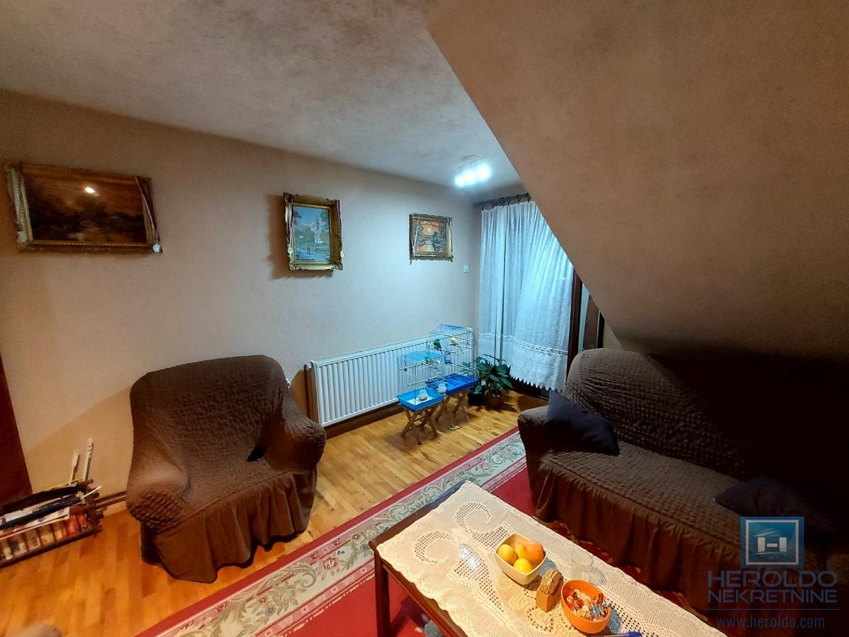 Trosoban stan od 77m2 na pijaci 2