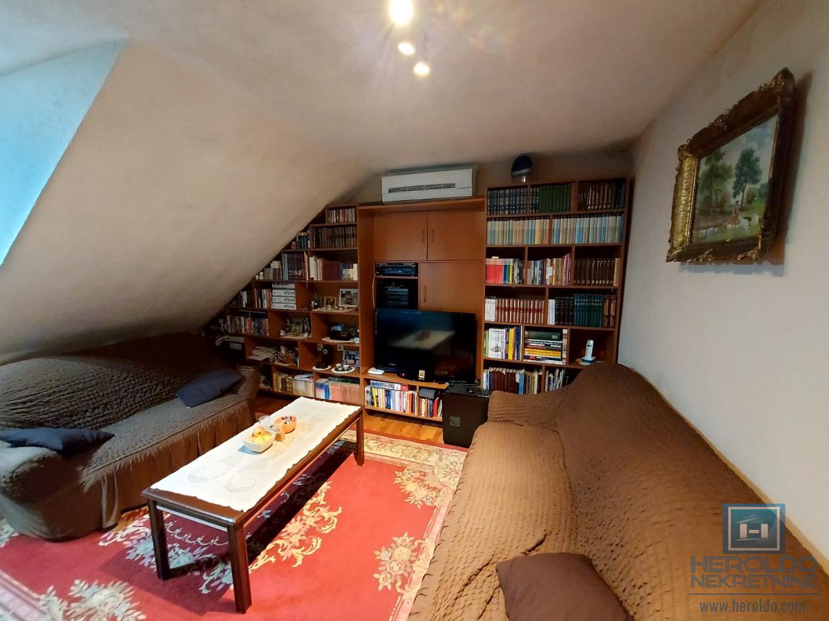 Trosoban stan od 77m2 na pijaci 3