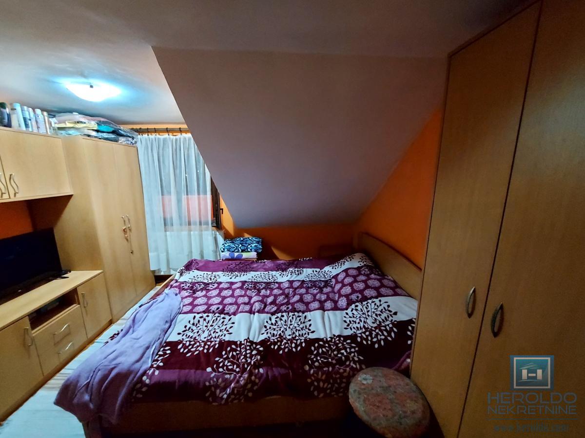 Trosoban stan od 77m2 na pijaci 4