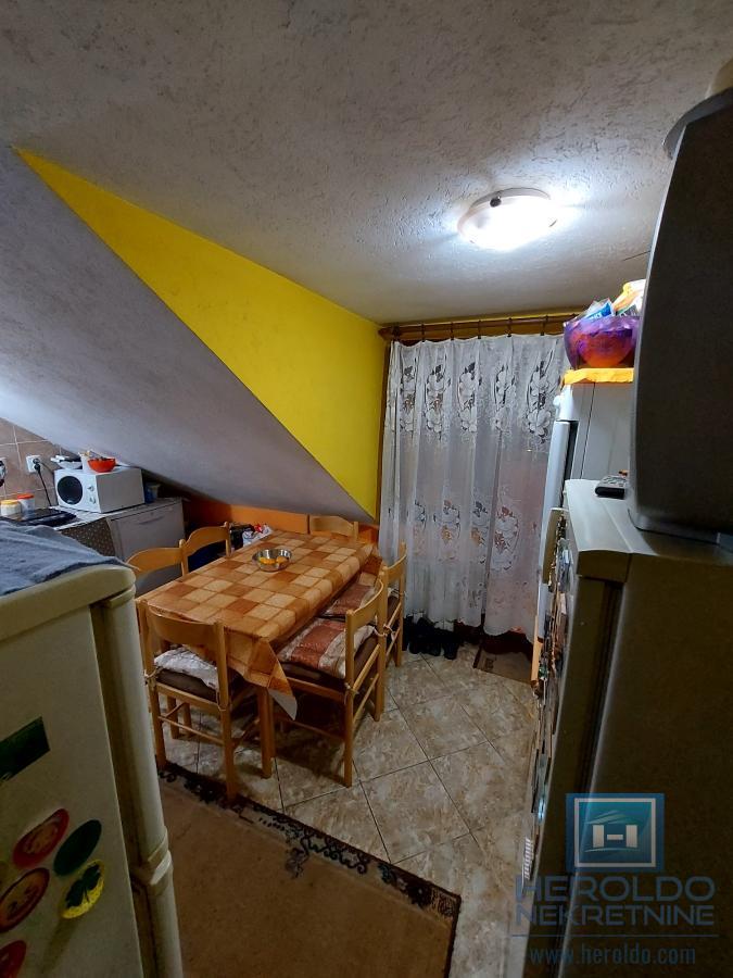 Trosoban stan od 77m2 na pijaci 5