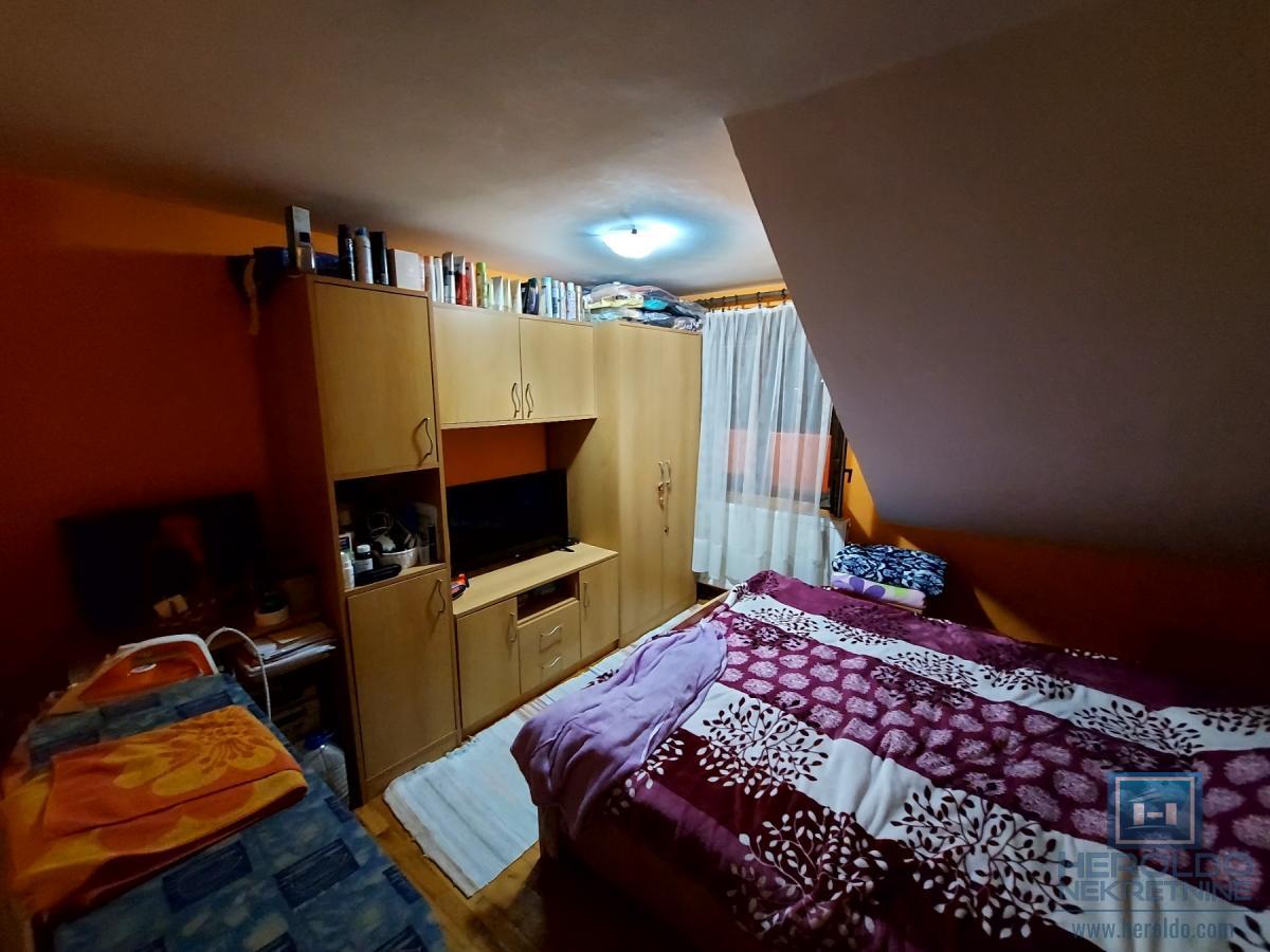 Trosoban stan od 77m2 na pijaci 6