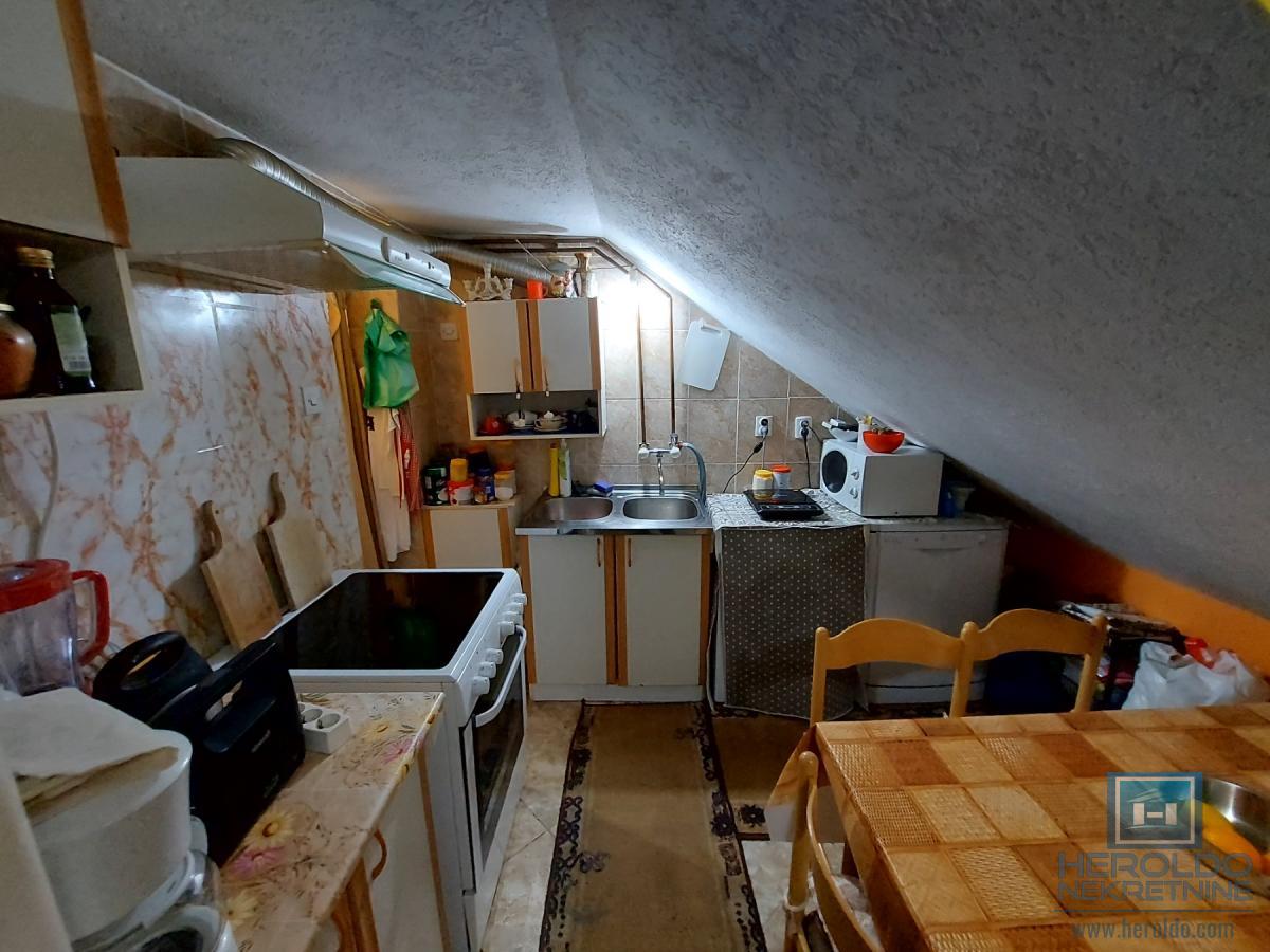 Trosoban stan od 77m2 na pijaci 8