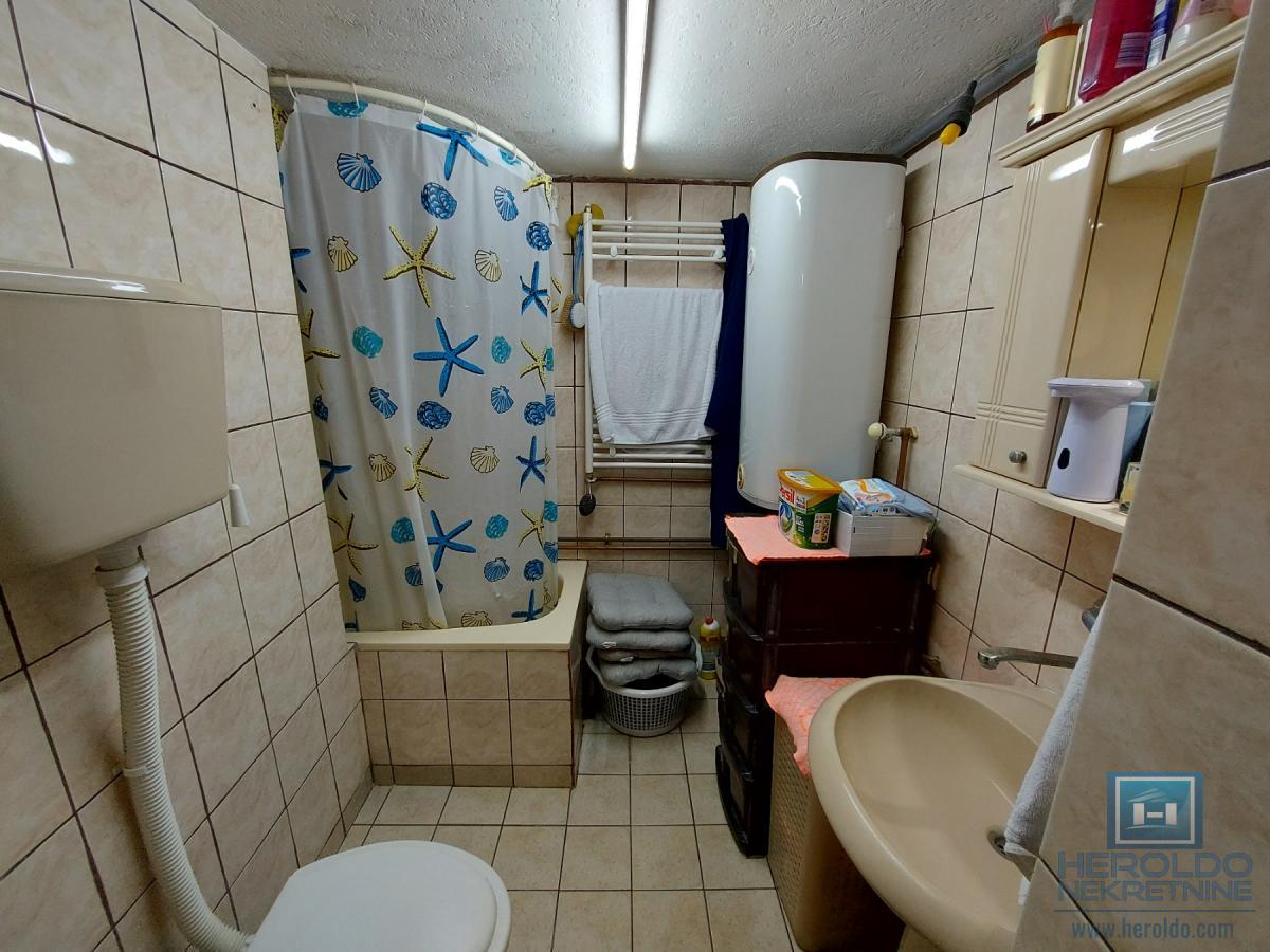 Trosoban stan od 77m2 na pijaci 9