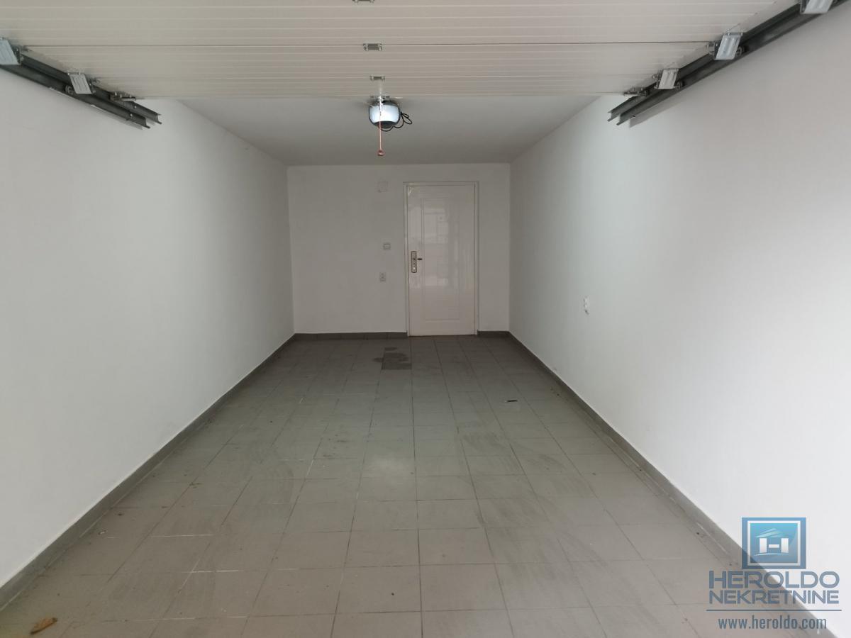 Trosoban stan u širem centru 10