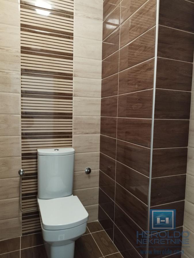 Trosoban stan u širem centru 11