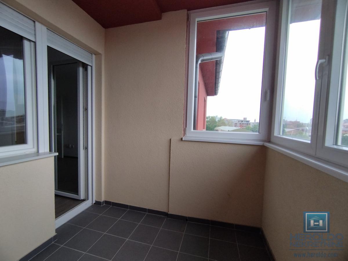 Trosoban stan u širem centru 6