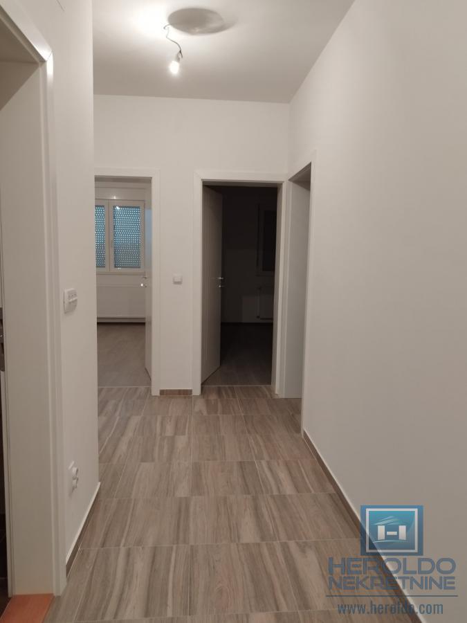 Trosoban stan u širem centru 7