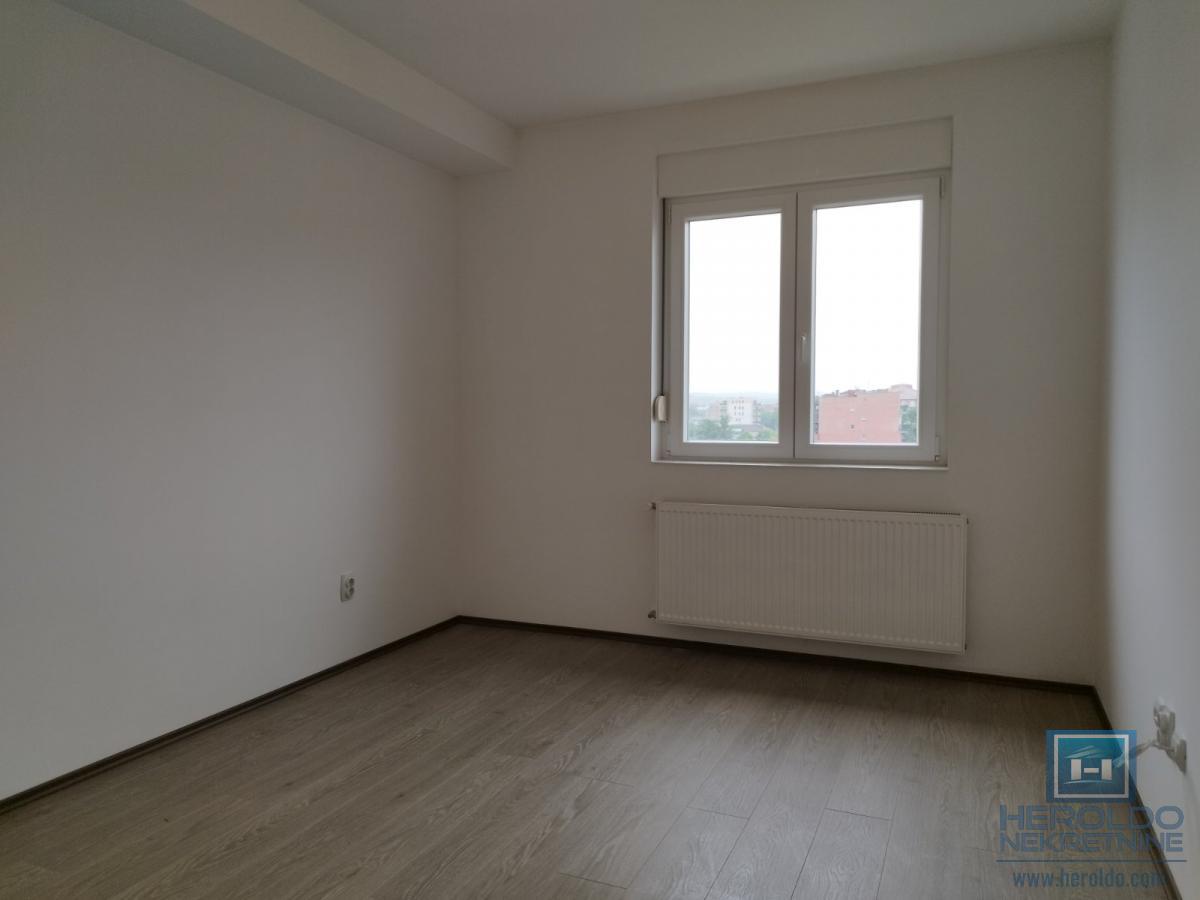 Trosoban stan u širem centru 8