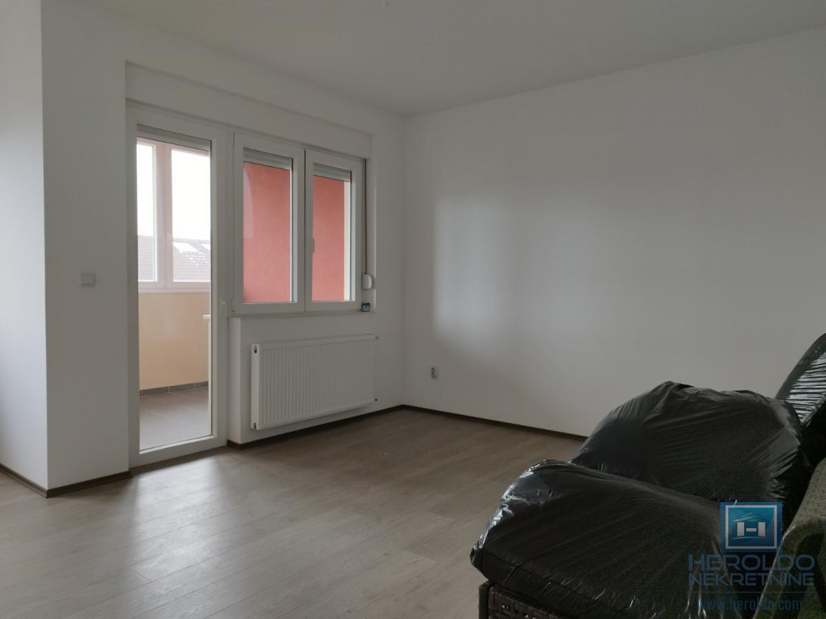 Trosoban stan u širem centru 3
