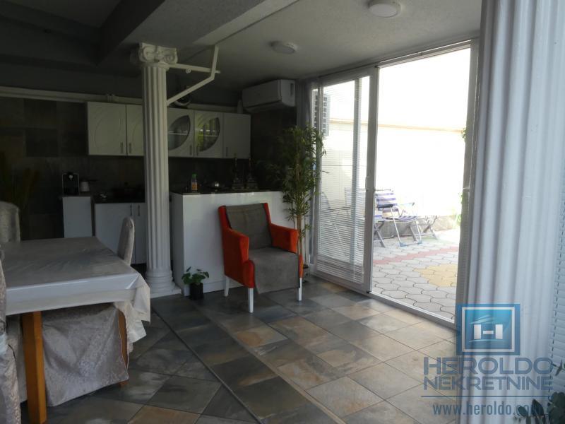 velika, prelepa kuća za višečlanu porodicu 10