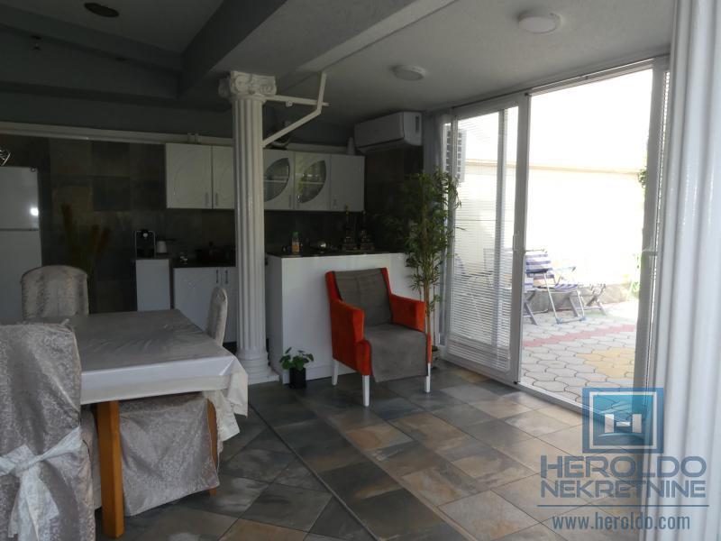 velika, prelepa kuća za višečlanu porodicu 11