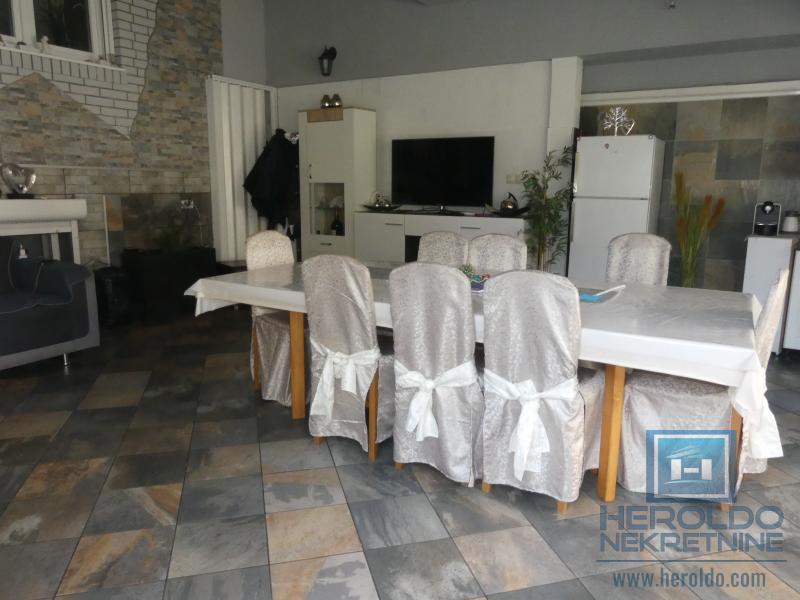 velika, prelepa kuća za višečlanu porodicu 12