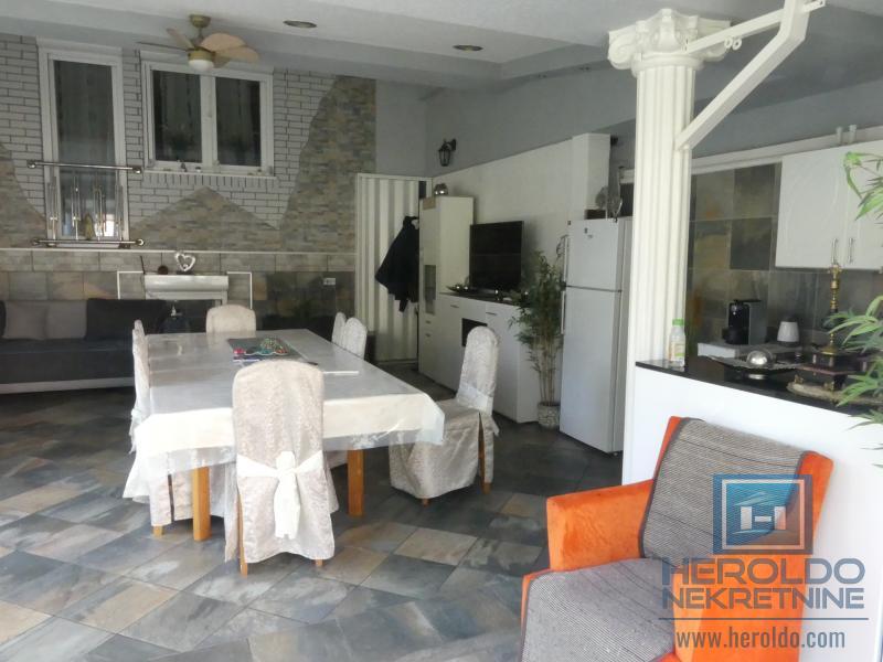 velika, prelepa kuća za višečlanu porodicu 5
