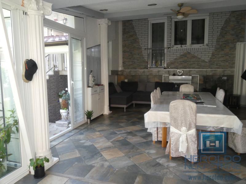 velika, prelepa kuća za višečlanu porodicu 6