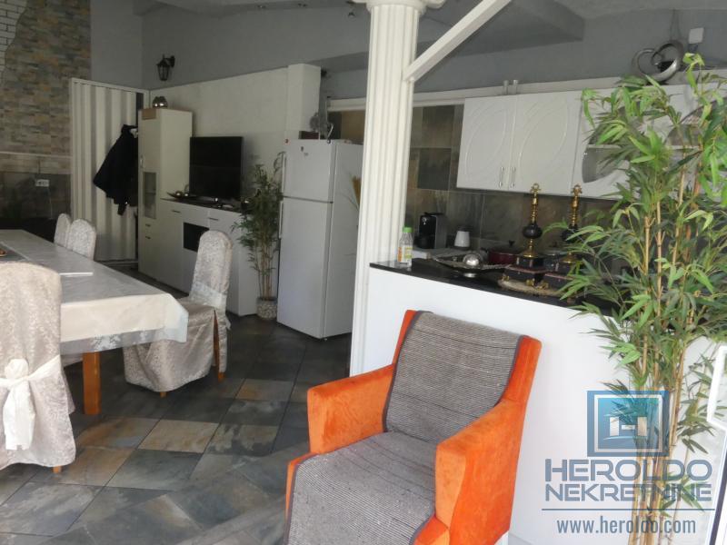 velika, prelepa kuća za višečlanu porodicu 7