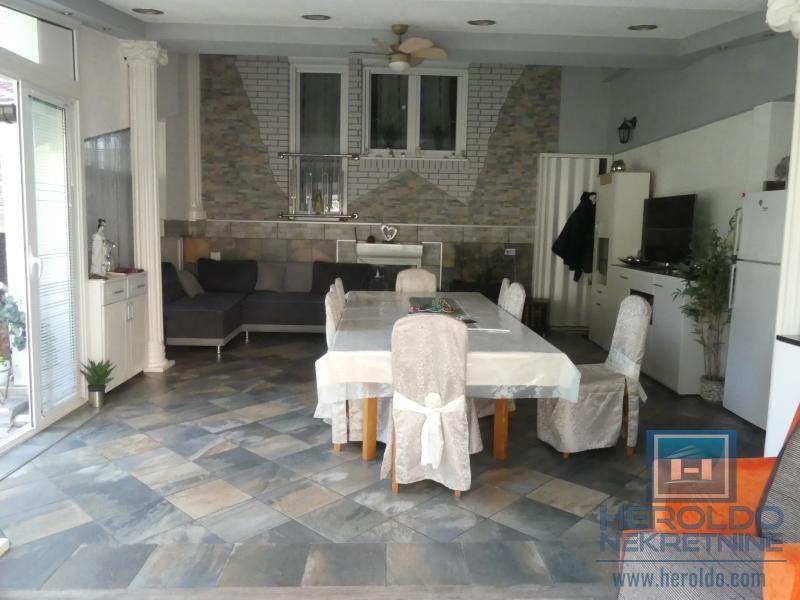 velika, prelepa kuća za višečlanu porodicu 8