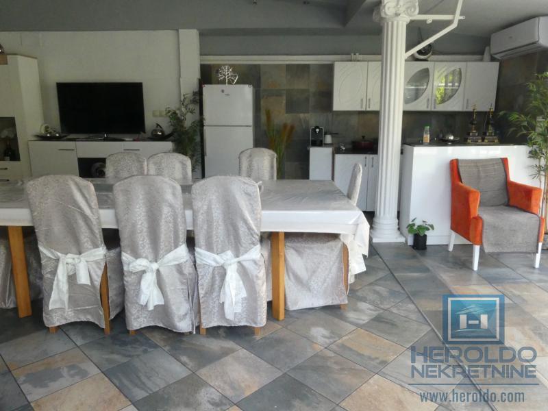 velika, prelepa kuća za višečlanu porodicu 9