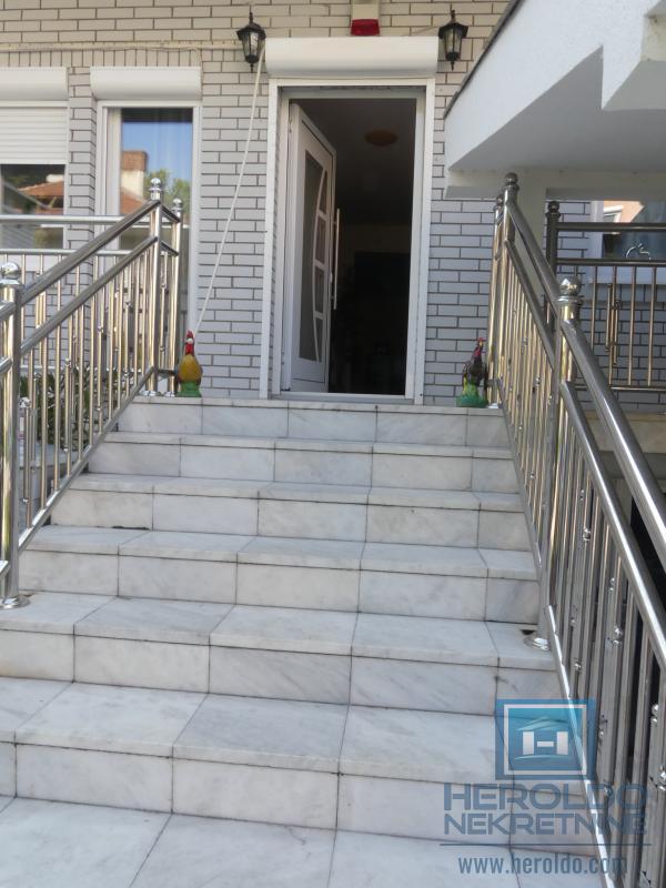 velika, prelepa kuća za višečlanu porodicu 40