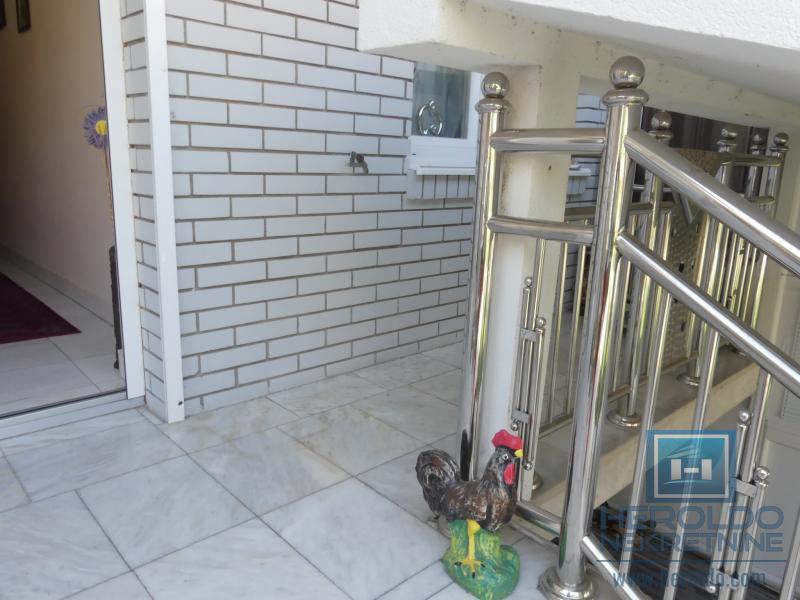 velika, prelepa kuća za višečlanu porodicu 42