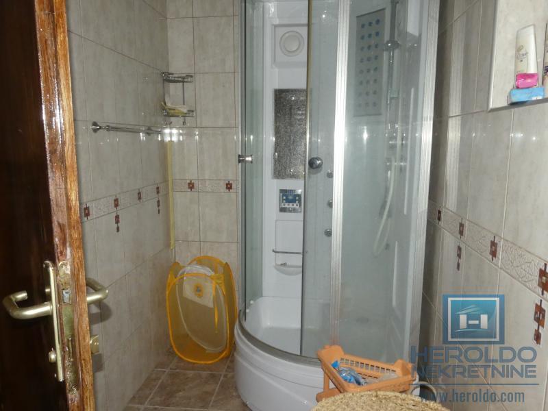 velika, prelepa kuća za višečlanu porodicu 88