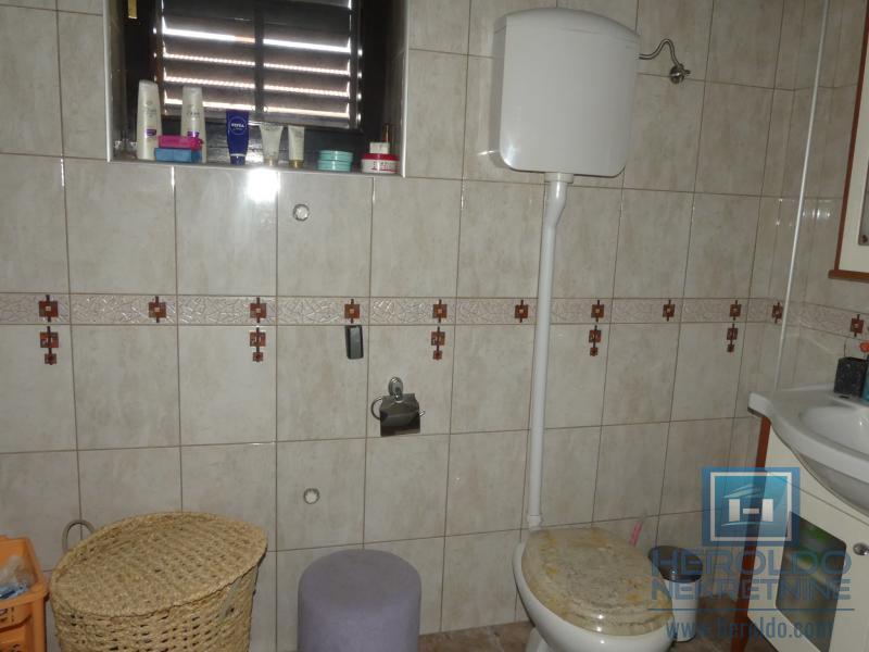 velika, prelepa kuća za višečlanu porodicu 90