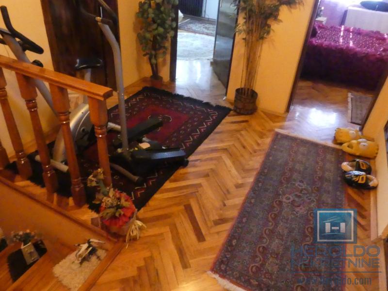 velika, prelepa kuća za višečlanu porodicu 91