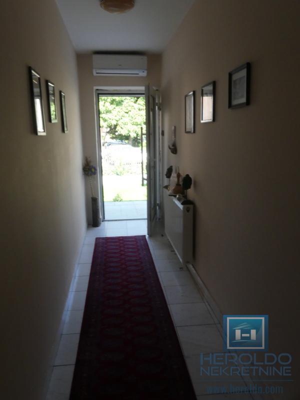 velika, prelepa kuća za višečlanu porodicu 95