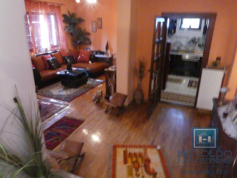 velika, prelepa kuća za višečlanu porodicu 67