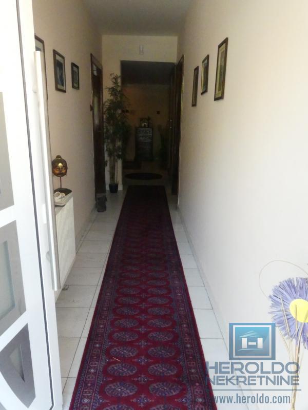 velika, prelepa kuća za višečlanu porodicu 44