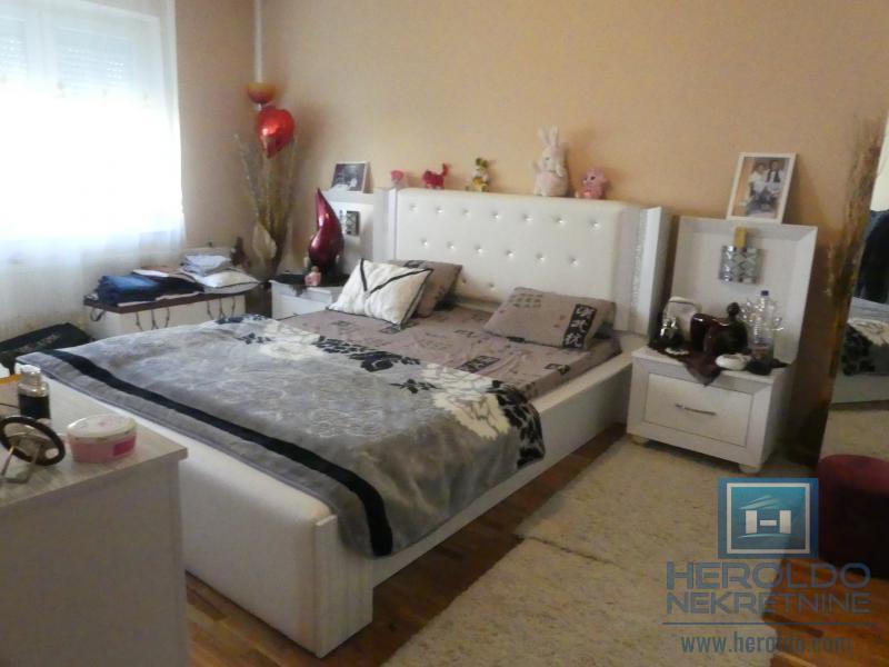 velika, prelepa kuća za višečlanu porodicu 46